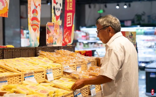 中秋佳節臨近，各式月餅搶“鮮”上市，食品市場迎來銷售熱潮